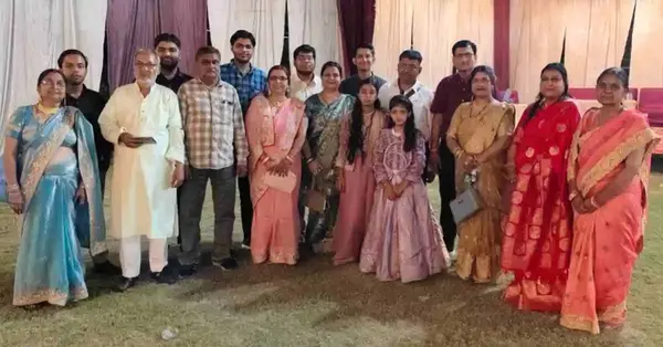 जब तें रामु ब्याहि घर आए । नित नव मंगल मोद बधाए ॥