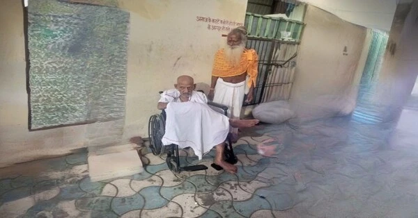नाथ संभुधनु भंजनिहारा। होइहि केउ एक दास तुम्हारा॥