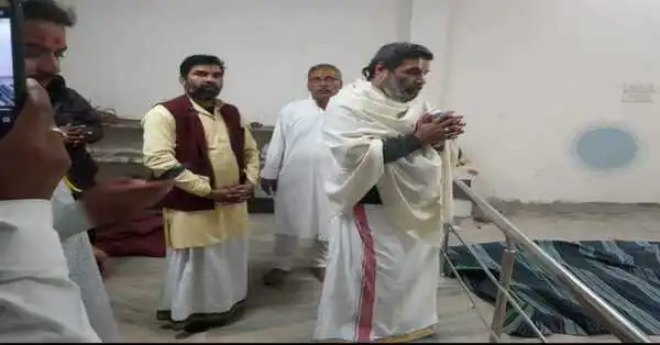 रावनु रथी बिरथ रघुबीरा। देखि बिभीषन भयउ अधीरा।।