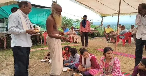 सलाह,रहसि जोरि कर पति पग लागी। बोली बचन नीति रस पागी॥