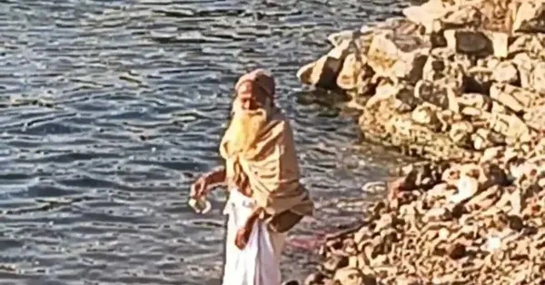 प्रेम,बार बार प्रभु चहइ उठावा। प्रेम मगन तेहि उठब न भावा॥