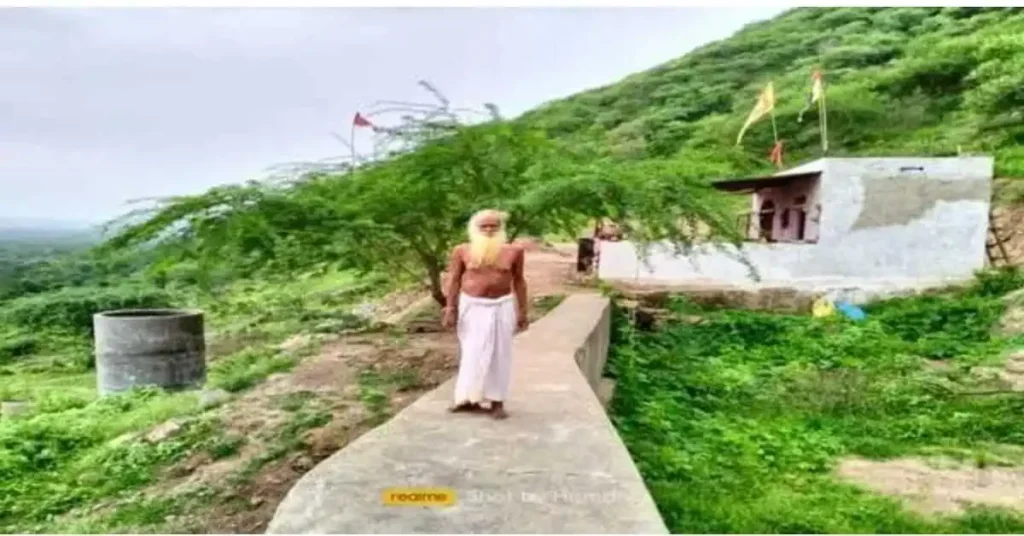 बंदउँ संत असज्जन चरना। दुःखप्रद उभय बीच कछु बरना॥